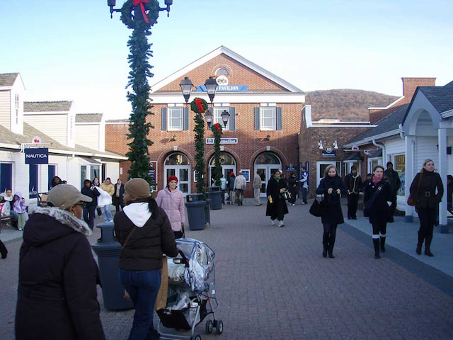 Woodbury Common Premium Outlets Shopping Tour from Manhattan