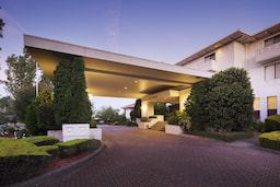 Exterior View Ramada Diplomat Canberra