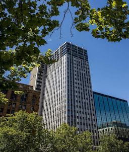 Oaks On Market Exterior View
