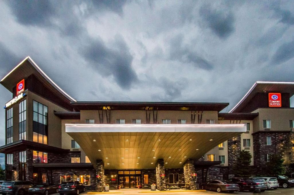 Comfort Suites Kelowna Exterior