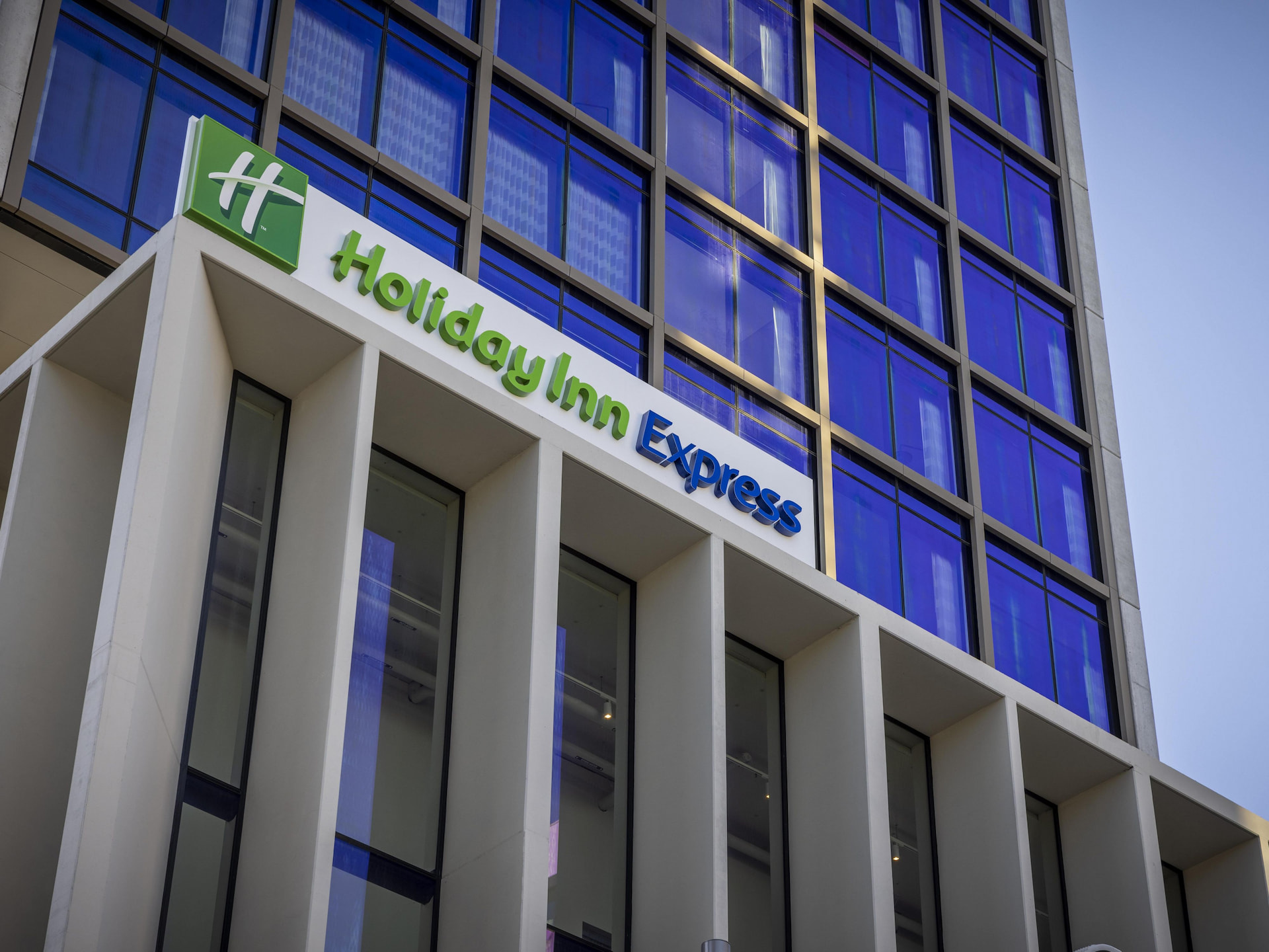 Holiday Inn Express Auckland Exterior View