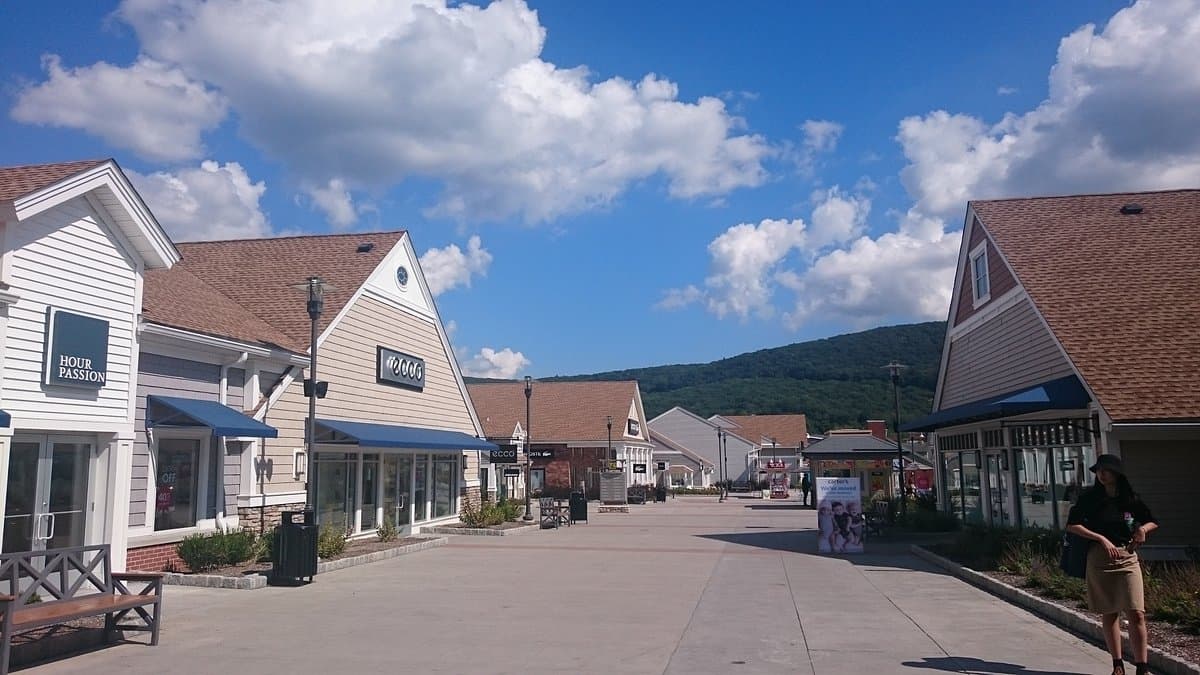 Woodbury Common Premium Outlets Shopping