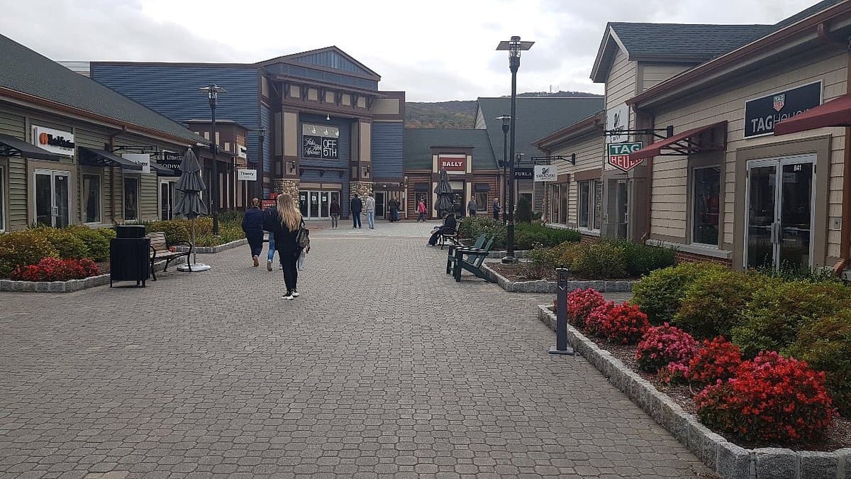 Woodbury Common Premium Outlets Shopping