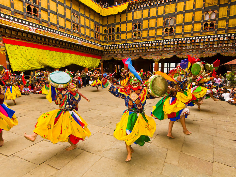 Enjoy-A-Live-Performance-Of-Khuju-Luyang-1